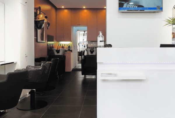 Hairdresser in Paris eme ()